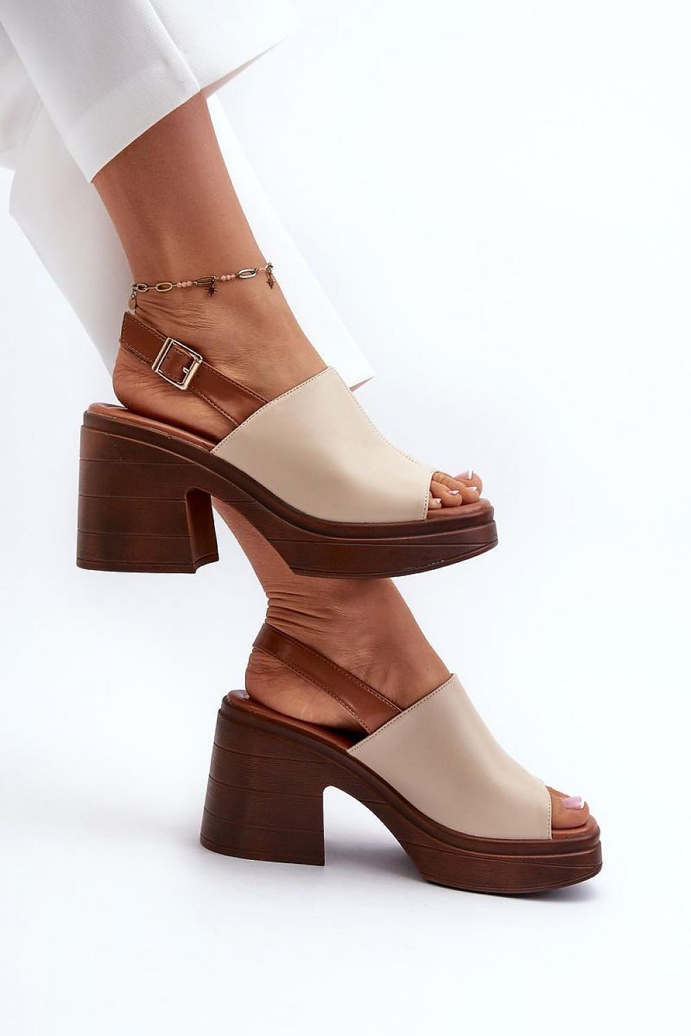 Heel sandals Step in style