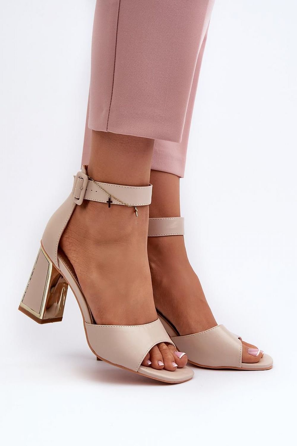 Heel sandals Step in style