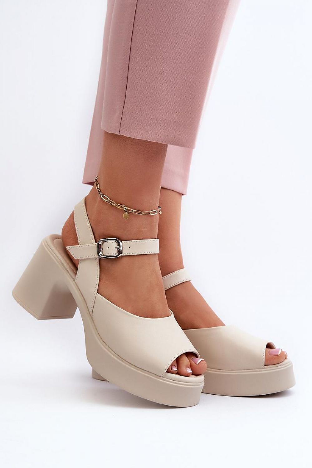 Heel sandals Step in style