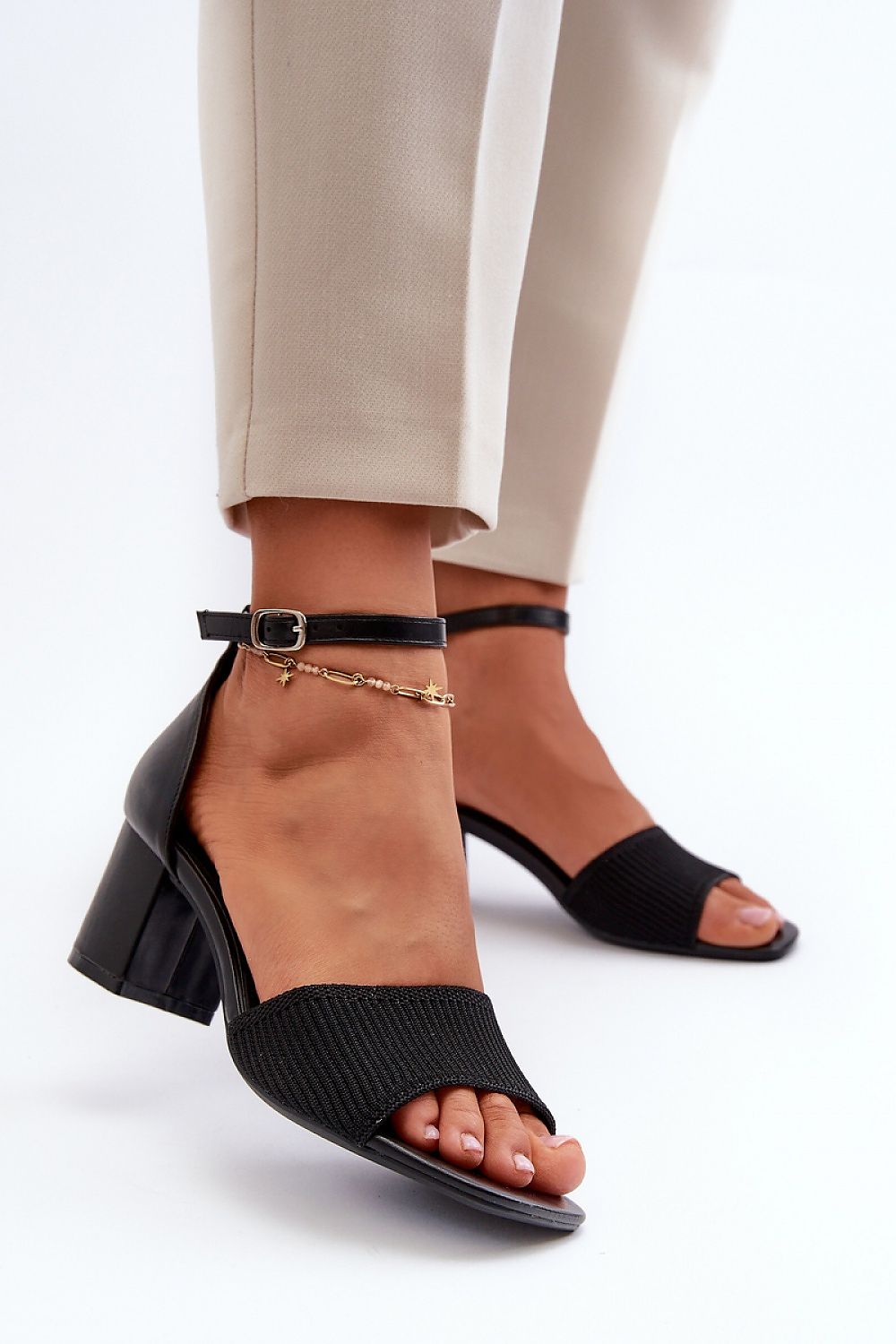 Heel sandals Step in style