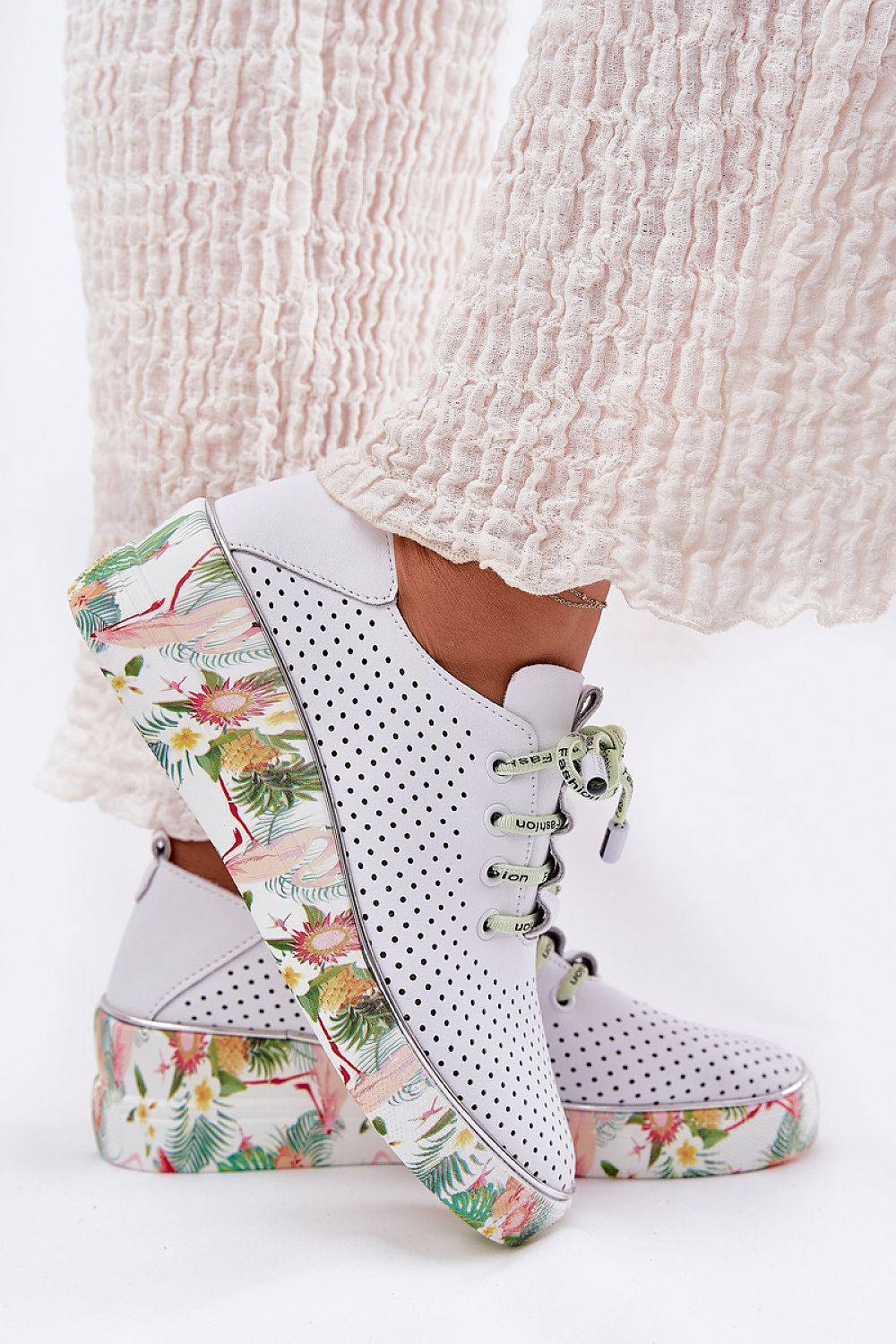  Low Shoes model 212555 Step in style 