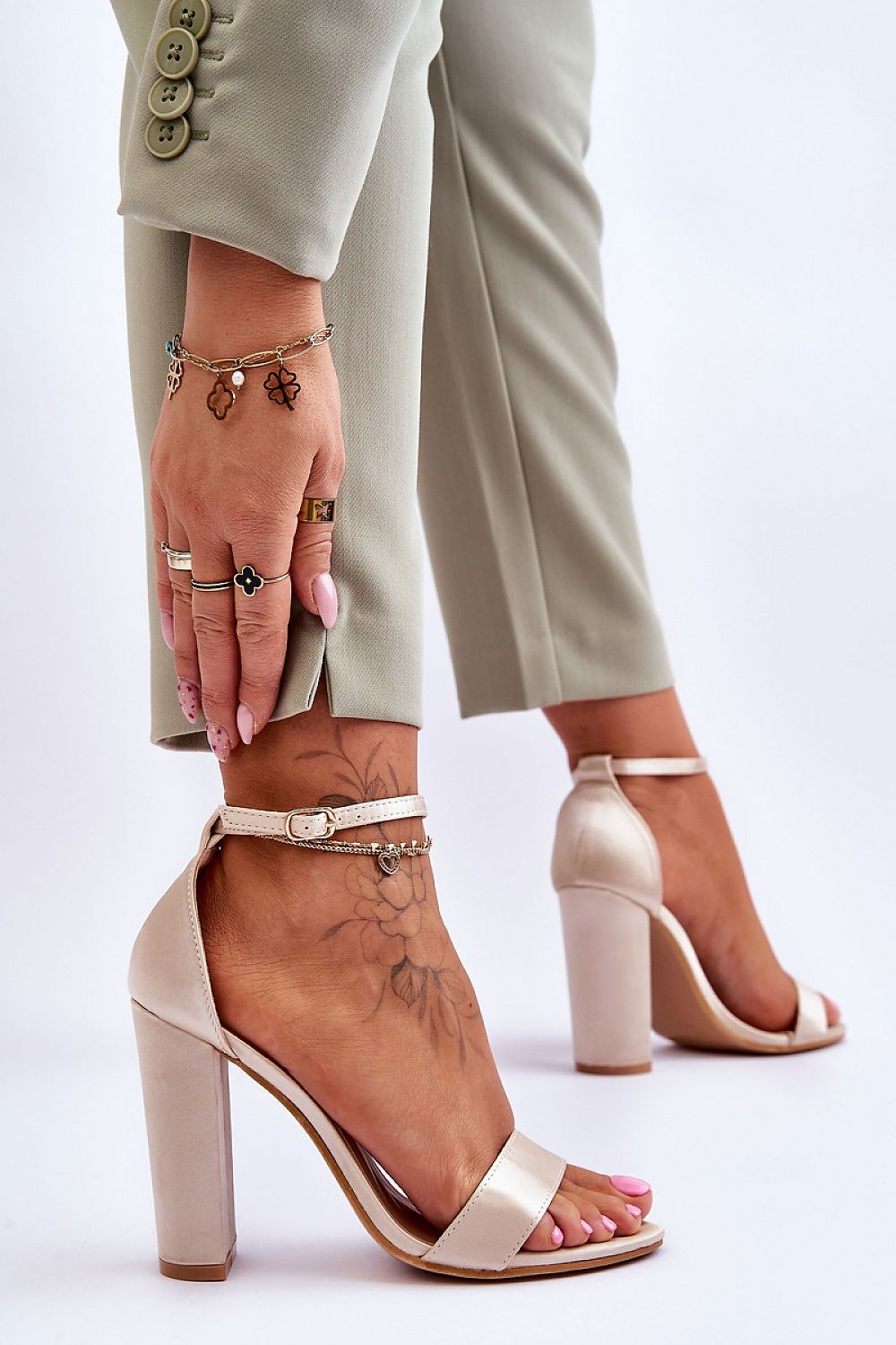 Heel sandals Step in style