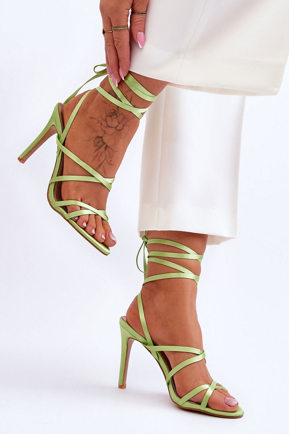 Strappy sandals Step in style