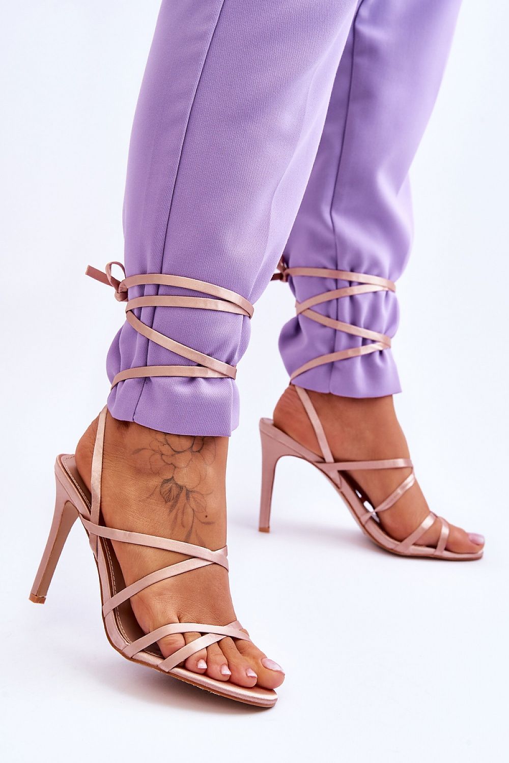 Strappy sandals Step in style