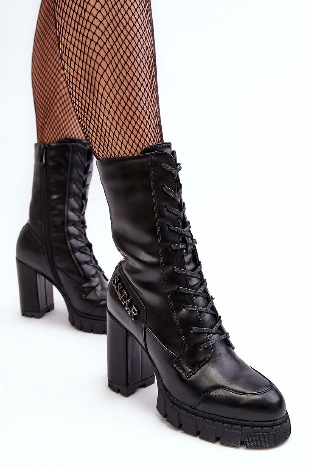 Heel boots Step in style